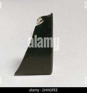 Einfarbige Glaseinlage Fragment 1st Hälfte des 1st. Jahrhunderts n. Chr. Römisches Fragment von Revetment Plaque.Transparent tiefviolett, schwarz erscheinend.flache Einlage, quadratisch oder rechteckig, mit zwei geraden abgeschrägten Kanten.Polierte Oberseite und zwei Kanten; Lochfraß von Oberflächenblasen und einem verwitterten Chip auf der Oberseite; Streifen, Lochfraß und schillernde Verwitterung an der Unterseite und gebrochenen Kanten. Einfarbiger Glasintarsien-Fragment 256982 Stockfoto