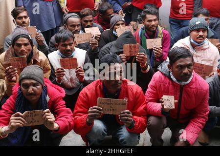 Lahore, Punjab, Pakistan. 24th Januar 2022. Indische Fischer, die aus Karachi kommen, sitzen auf einem Fahrzeug in der Nähe des Edhi-Zentrums und halten Namenskarten für die eingetroffenen Wagha-Grenzen, um nach indien einzureisen, nachdem sie freigelassen wurden, als sie in pakistanischen Hoheitsgewässern in Lahore zum Angeln inhaftiert waren. Pakistan hat am Sonntag 20 indische Fischer entlassen, die inhaftiert wurden, weil sie unrechtmäßig in ihre Hoheitsgewässer eindonnert hatten, teilte das Innenministerium mit. Die Fischer wurden aus einem Gefängnis in der Hafenstadt Karachi entlassen und in die nordöstliche Stadt Lahore gebracht, wo sie an die indischen Behörden der übergeben werden Stockfoto