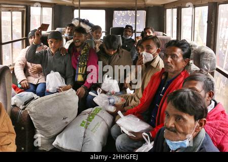 Lahore, Punjab, Pakistan. 24th Januar 2022. Indische Fischer, die aus Karachi kommen, sitzen auf einem Fahrzeug in der Nähe des Edhi-Zentrums und halten Namenskarten für die eingetroffenen Wagha-Grenzen, um nach indien einzureisen, nachdem sie freigelassen wurden, als sie in pakistanischen Hoheitsgewässern in Lahore zum Angeln inhaftiert waren. Pakistan hat am Sonntag 20 indische Fischer entlassen, die inhaftiert wurden, weil sie unrechtmäßig in ihre Hoheitsgewässer eindonnert hatten, teilte das Innenministerium mit. Die Fischer wurden aus einem Gefängnis in der Hafenstadt Karachi entlassen und in die nordöstliche Stadt Lahore gebracht, wo sie an die indischen Behörden der übergeben werden Stockfoto