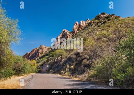 Patagonia Mountains, Felsen über Blue Heaven Road, Raststation am East Patagonia Highway, AZ 82, in der Nähe von Patagonia, Arizona, USA Stockfoto