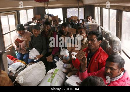 Lahore, Punjab, Pakistan. 24th Januar 2022. Indische Fischer, die aus Karachi kommen, sitzen auf einem Fahrzeug in der Nähe des Edhi-Zentrums und halten Namenskarten für die eingetroffenen Wagha-Grenzen, um nach indien einzureisen, nachdem sie freigelassen wurden, als sie in pakistanischen Hoheitsgewässern in Lahore zum Angeln inhaftiert waren. Pakistan hat am Sonntag 20 indische Fischer entlassen, die inhaftiert wurden, weil sie unrechtmäßig in ihre Hoheitsgewässer eindonnert hatten, teilte das Innenministerium mit. Die Fischer wurden aus einem Gefängnis in der Hafenstadt Karachi entlassen und in die nordöstliche Stadt Lahore gebracht, wo sie an die indischen Behörden der übergeben werden Stockfoto