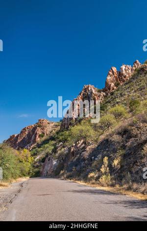 Patagonia Mountains, Felsen über Blue Heaven Road, Raststation am East Patagonia Highway, AZ 82, in der Nähe von Patagonia, Arizona, USA Stockfoto