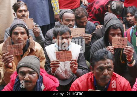 Lahore, Punjab, Pakistan. 24th Januar 2022. Indische Fischer, die aus Karachi kommen, sitzen auf einem Fahrzeug in der Nähe des Edhi-Zentrums und halten Namenskarten für die eingetroffenen Wagha-Grenzen, um nach indien einzureisen, nachdem sie freigelassen wurden, als sie in pakistanischen Hoheitsgewässern in Lahore zum Angeln inhaftiert waren. Pakistan hat am Sonntag 20 indische Fischer entlassen, die inhaftiert wurden, weil sie unrechtmäßig in ihre Hoheitsgewässer eindonnert hatten, teilte das Innenministerium mit. Die Fischer wurden aus einem Gefängnis in der Hafenstadt Karachi entlassen und in die nordöstliche Stadt Lahore gebracht, wo sie an die indischen Behörden der übergeben werden Stockfoto