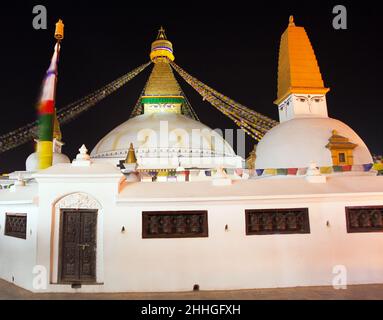 Abend- oder Nachtansicht von Boudha oder Bodhnath Stupa in Kathmandu, Nepal, ist Bodhnath Stupa die größte Stupa in Kathmandu Stadt Stockfoto