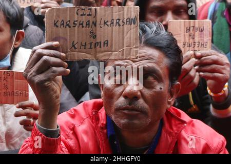 Lahore, Punjab, Pakistan. 24th Januar 2022. Indische Fischer, die aus Karachi kommen, sitzen auf einem Fahrzeug in der Nähe des Edhi-Zentrums und halten Namenskarten für die eingetroffenen Wagha-Grenzen, um nach indien einzureisen, nachdem sie freigelassen wurden, als sie in pakistanischen Hoheitsgewässern in Lahore zum Angeln inhaftiert waren. Pakistan hat am Sonntag 20 indische Fischer entlassen, die inhaftiert wurden, weil sie unrechtmäßig in ihre Hoheitsgewässer eindonnert hatten, teilte das Innenministerium mit. Die Fischer wurden aus einem Gefängnis in der Hafenstadt Karachi entlassen und in die nordöstliche Stadt Lahore gebracht, wo sie an die indischen Behörden der übergeben werden Stockfoto