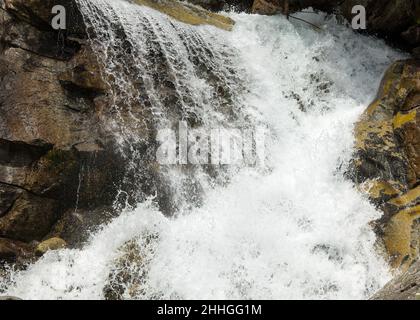 Wasserfälle am Bach Studeny potok in der Hohen Tatra, Slowakei Stockfoto