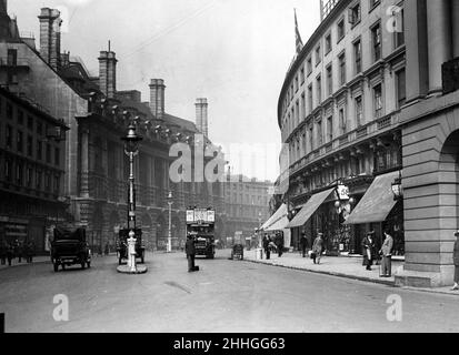 Ein Blick auf die großartige neue Regent Street, aufgenommen vom Piccadilly End, das am 23rd. Juni offiziell vom König und der Königin eingeweiht wird. 10th. Juni 1927. Stockfoto