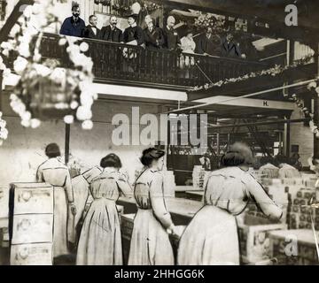 König George V und Königin Mary von Teck besuchen die Fabrik Seifenwerke von Sir William Hesketh Lever, Port Sunlight, Merseyside, Mittwoch, 25th. März 1914. Stockfoto