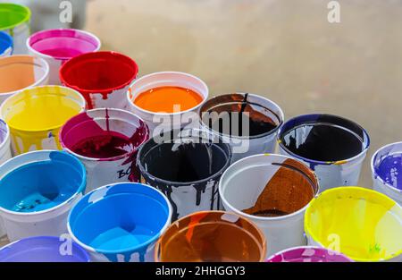 Mardi Gras World, bunte Farbe in Künstleratelier verwendet, um zu entwerfen und zu schmücken Mardi Gras Parade Wagen, New Orleans, Louisiana, USA. Stockfoto