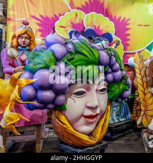 Mardi Gras World, Blaine Kern's Touristenattraktion und Arbeitslager, in dem Mardi Gras Parade-Wagen in New Orleans, Louisiana, USA, gemacht werden. Stockfoto