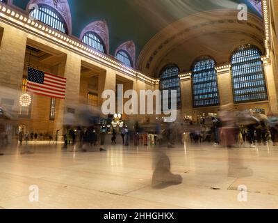 Langzeitaufnahme aus einem niedrigen Winkel in der Grand Central Station.