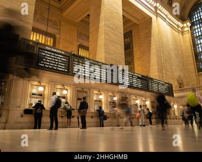 Langzeitaufnahme aus einem niedrigen Winkel in der Grand Central Station. Stockfoto