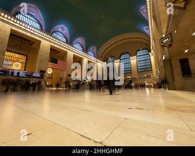 Langzeitaufnahme aus einem niedrigen Winkel in der Grand Central Station. Stockfoto