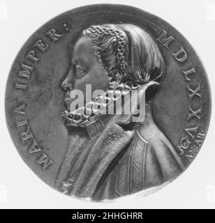 Kaiserin Maria 1575 Medaillengewinnerin: Antonio Abondio Italienisch Diese Medaillendarstellungen des Heiligen Römischen Imperators (1989.12.2) und seiner Frau Maria sind mit einfacher Rückseite getrennt gegossen, aber das Paar ist auch auf einer Medaille vereint. Die Trennung der Bilder ermöglichte es, die beiden fesselnden Profile als Begleitstücke nebeneinander zu vergleichen, aber auch in andere Kunstkammer- und Präsentationsgegenstände, wie Ebenholz-Schränke oder -Boxen, silberne Trinkgefäße oder kostbare Schmuckhalterungen, einzubauen. Abondio trat in den Dienst von Kaiser Maximilian II (r. 1564–76) 1566 in Wien Stockfoto