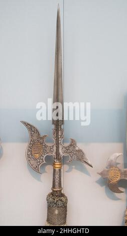 Hellberd von Christian I. (reg. 1586–91) oder Christian II. Von Sachsen (reg. 1601–11) ca. 1590–1610 Deutsch Diese Stabwaffe wurde von den Leibwächtern der Kurfürsten von Sachsen getragen. Hellberd von Christian I. (reg. 1586–91) oder Christian II. Von Sachsen (reg. 1601–11). Deutsch. Ca. 1590–1610. Stahl, Gold, Holz. Abwehrte Waffen Stockfoto