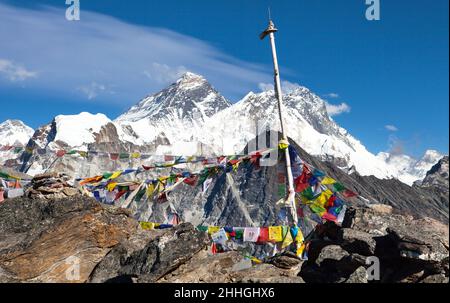 Blick auf Mount Everest und Lhotse mit buddhistischen Gebetsfahnen vom Gokyo Ri Gipfel, Khumbu Tal, Nepal Himalaya Berge Stockfoto