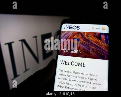 Person mit Smartphone und Webseite des britischen Chemieunternehmens INEOS Group Ltd. Auf dem Bildschirm vor dem Logo. Konzentrieren Sie sich auf die Mitte des Telefondisplays. Stockfoto