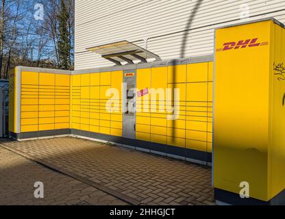 DHL Packstation zum Abholen und Versenden von Paketen - SAARBRÜCKEN, DEUTSCHLAND - 24. JANUAR 2022 Stockfoto
