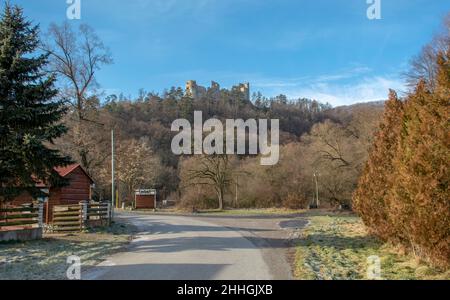 Ruinen der mittelalterlichen gotischen Burg Reviste. Burg Revistske Podzamcie. Slowakei. Stockfoto