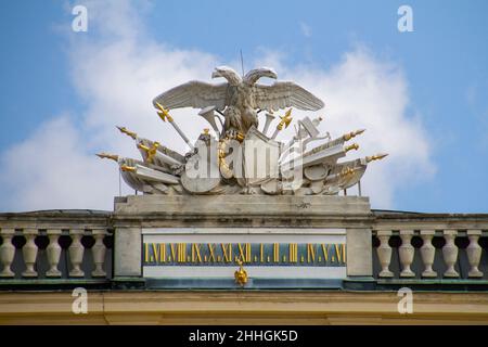 Wien, Österreich, 22. Juli 2021. Zweiköpfiger Adler auf dem Dach des Schlosses Schönbrunn Stockfoto