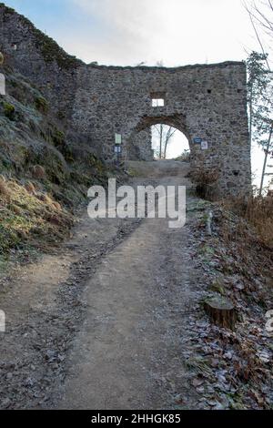 Ruinen der mittelalterlichen gotischen Burg Reviste. Burg Revistske Podzamcie. Slowakei. Stockfoto