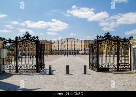 Wien, Österreich, 22. Juli 2021.das Schloss Schönbrunn im Rokoko-Stil gehört seit 1996 zum UNESCO-Weltkulturerbe. Stockfoto