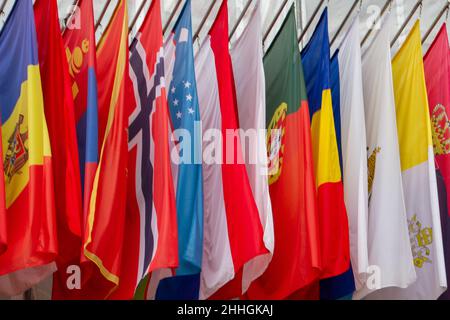 Wien, Österreich, 22. Juli 2021.Flaggen europäischer Länder an einer Fassade im Zentrum von Wien Stockfoto