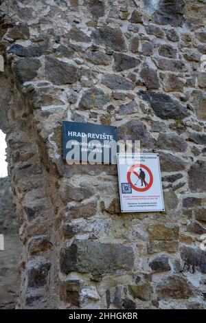 Ruinen der mittelalterlichen gotischen Burg Reviste. Burg Revistske Podzamcie. Slowakei. Stockfoto