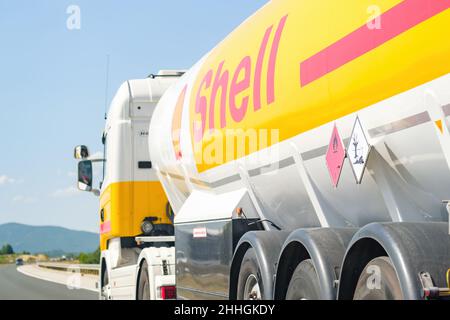 Shell-Tanker für den Transport von Kraftstoff auf der Straße, Oktober 2021, Zadar, Kroatien. Stockfoto