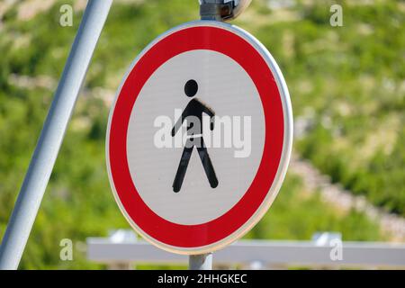 Verkehrszeichen verboten Eintritt für Personen, die eine Wanderperson in einem roten Kreis darstellen. Stockfoto