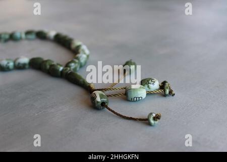 Selektives Fokusbild von Rosenkranz auf Betonboden Stockfoto