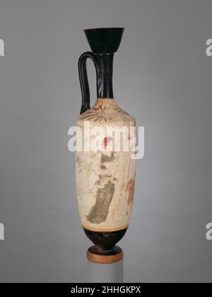 Terrakotta-Lekithos (Ölflasche) ca. 420–400 v. Chr. zugeschrieben Gruppe R Jugend sitzt am Grab mit Jugend und Frau.. Terrakotta-Lekithos (Ölflasche). Griechisch, Dachboden. Ca. 420–400 V. CHR. Terrakotta, weißer Boden. Klassisch. Vasen Stockfoto