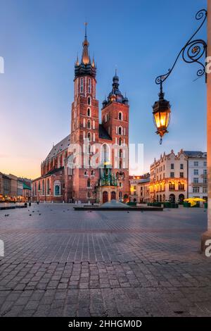 Krakau, Polen. HDR-Bild der beleuchteten Marienbasilika (Bazylika Mariacka) bei Sonnenaufgang Stockfoto