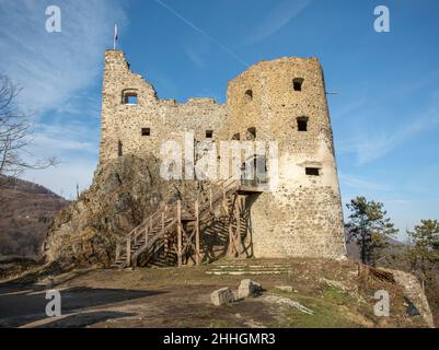 Ruinen der mittelalterlichen gotischen Burg Reviste. Burg Revistske Podzamcie. Slowakei. Stockfoto