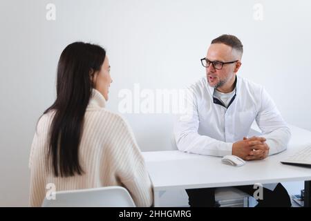 Männlichen Arzt im Gespräch mit der Patientin Stockfoto