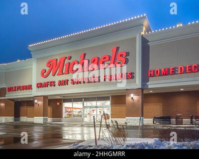 New Hartford, New York - 23. Januar 2022: Horizontale Nachtansicht des Michaels Craft Art Supplies Stores Stockfoto