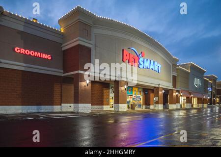 New Hartford, New York - 23. Januar 2022: Horizontale Ansicht von PetSmart Storefront und Logo Stockfoto