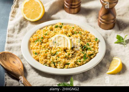 Hausgemachte gesunde Butter und Kräutercouscous mit Zitrone Stockfoto