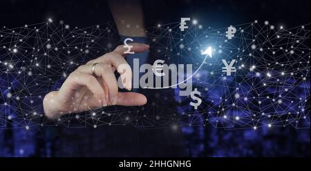 Global Currency Exchange Konzept Hand halten digitale Hologramm virtuelle Währung, Finanzzeichen auf Stadt dunkel verschwommen Hintergrund. Geschäftsideen, Währung Stockfoto