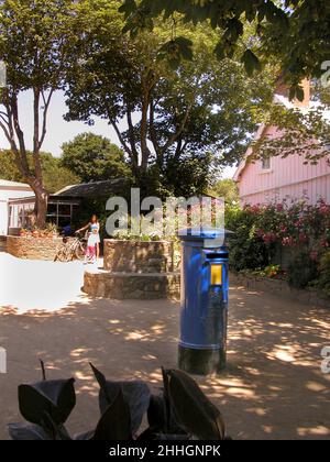 Blue Pillar-Box, The Avenue, Sark, Bailiwick of Guernsey, Channel Islands, 2006. 2012 wurde Sarks einziger Postkasten Gold gestrichen, um Carl Hesters Rolle bei der Goldmedaille des britischen Dressurteams zu feiern. Bis 2012 war es seit 1980 blau. Stockfoto