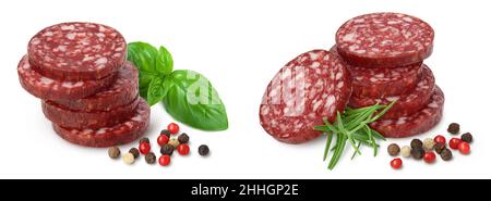 Geräucherte Wurstsalami-Scheiben isoliert auf weißem Hintergrund mit voller Schärfentiefe Stockfoto