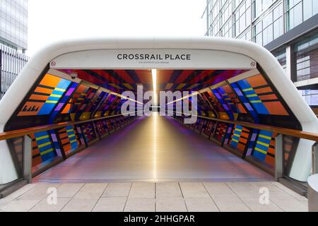 Bunte Brücke am Crossrail Place über Adams Plaza Stockfoto