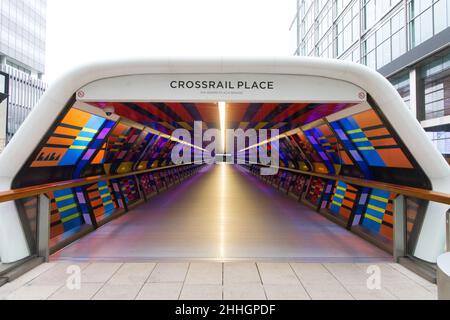 Bunte Brücke am Crossrail Place über Adams Plaza Stockfoto