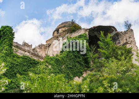 Geisterstadt San Pietro Infine mit seinen Ruinen, Caserta, Kampanien, Italien. Die Stadt war der Ort der Schlacht von San Pietro im Zweiten Weltkrieg Stockfoto