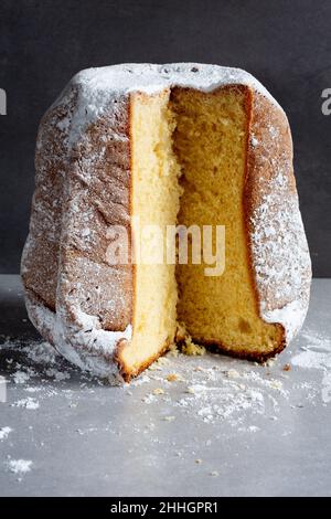 Pandoro, Italienischer Weihnachtskuchen Stockfoto