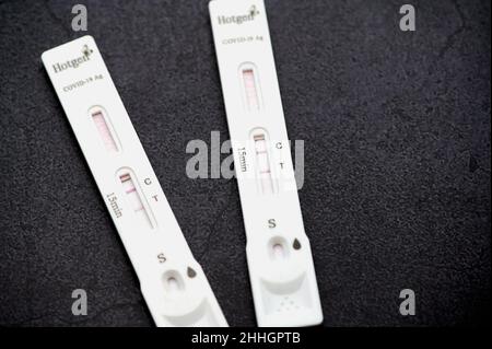 Mainz, 24. Januar 2022: Zwei positive Hotgen Covid-19-Antigentestgeräte Stockfoto
