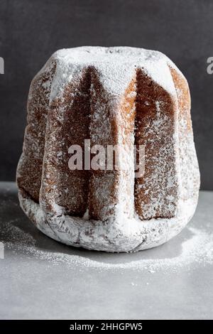 Pandoro, Italienischer Weihnachtskuchen Stockfoto