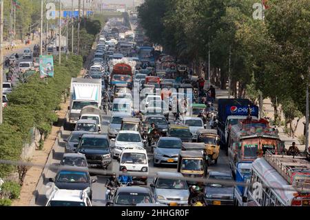 Eine große Anzahl von Fahrzeugen, die aufgrund des Kissan-Traktorwagens der Peoples Party (PPP) im Stau stecken geblieben sind, marschiert am Montag, den 24. Januar 2022, in Shahra-e-Faisal in Karachi gegen die angeblich schlechte Agrarpolitik der Regierung. Stockfoto