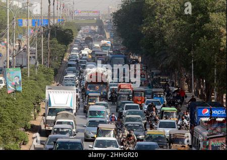 Eine große Anzahl von Fahrzeugen, die aufgrund des Kissan-Traktorwagens der Peoples Party (PPP) im Stau stecken geblieben sind, marschiert am Montag, den 24. Januar 2022, in Shahra-e-Faisal in Karachi gegen die angeblich schlechte Agrarpolitik der Regierung. Stockfoto