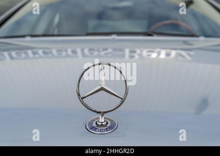 Manacor, Spanien; januar 20 2022: Nahaufnahme des Mercedes-Benz Automobilmarken-Symbols auf einem silberfarbenen Auto Stockfoto